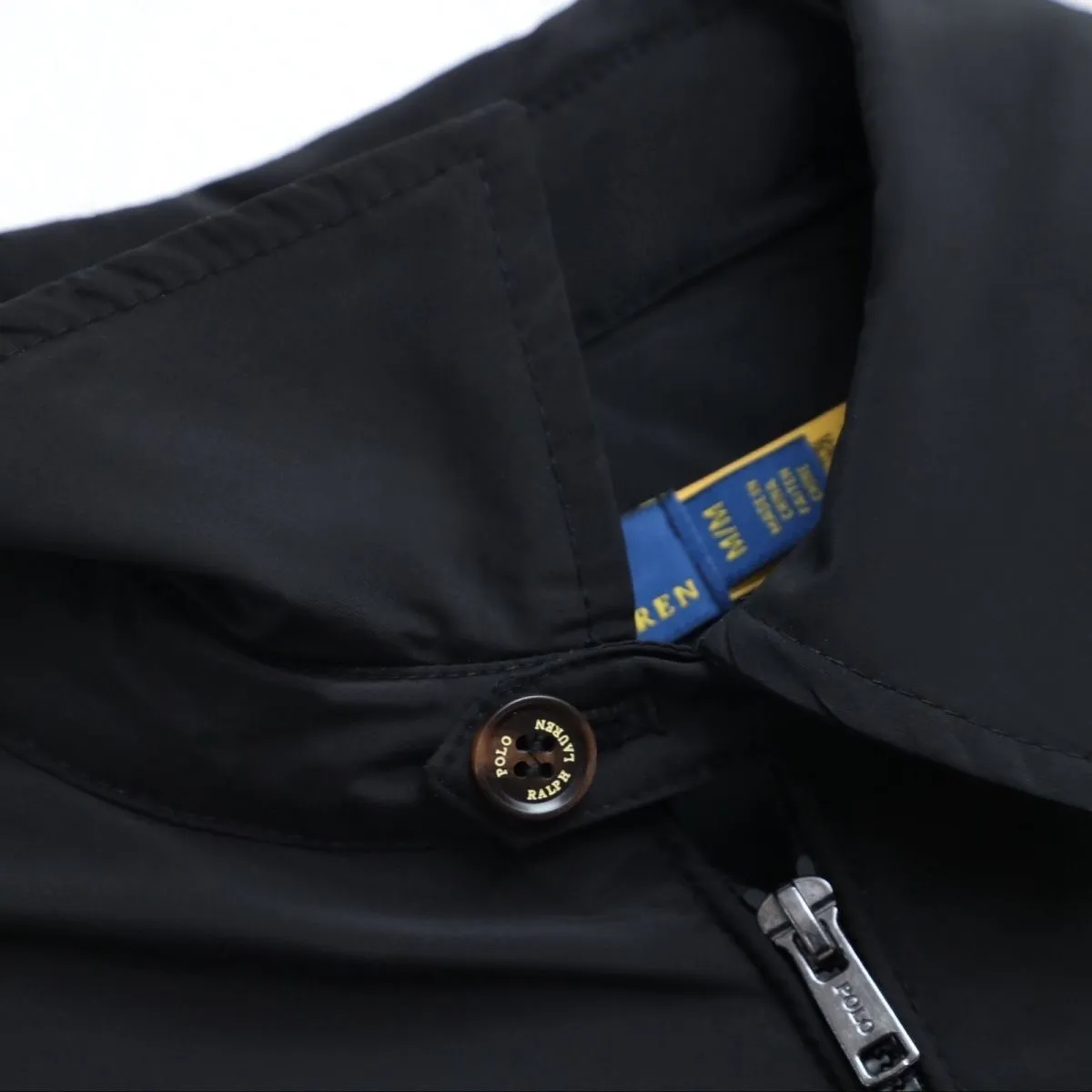 P306 💰Ralph Lauren/Ralph Lauren American vintage classic lapel retro waterproof jacket. Classic design. Timeless classic. The cotton fabric is thick and wide, showing a sense of vintage. The collar and cuffs are decorated with colorful plaid. It looks good on both men and women. It is comfortable and comfortable to wear. Mainly relaxed retro YYDS. One piece for both men and women. An indispensable piece for autumn and winter. The hottest jacket at the moment. One hundred percent cotton twill is thick and thick, ⚠️correctly spaced red and green plaid lining, imported high-density embroidery. The Harrington jacket has a loose fit, is short and fat, and is super versatile. It is a clean fit and is suitable for both men and women. Color: Khaki Navy Black Size: M-XXL Size Length Bust Sleeve Length Shoulder Width M 67 110 61 L 68 114 62 XL 70 118 63 2XL 72 122 64